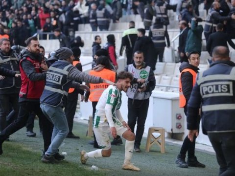 Matç zamanı kütləvi dava - 5 oyunçu qırmızı vərəqə aldı - VİDEO