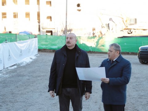 Prezident Şuşada yaşayış kompleksində aparılan tikinti işləri ilə tanış olub - FOTO