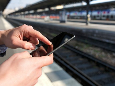Dəmir yolunu keçərkən telefondan istifadə qadağan edildi