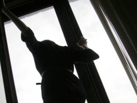 Sumqayıtda qadın özünü binadan atdı