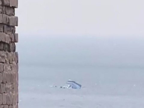 Bulvarda qayıq batdı, 6 nəfər xilas edildi - VİDEO