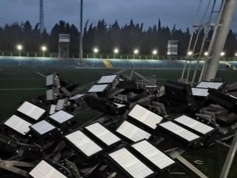 Stadionda işıq dirəyi aşdı - Oyun dayandırıldı