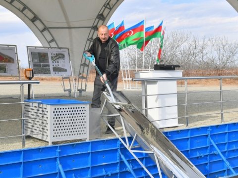 Prezident Baş Qərvənd kəndinin təməlini qoydu