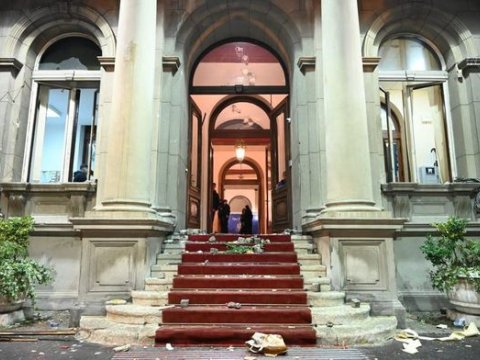 Serbiya parlamenti iğtişaşlardan sonra - FOTO