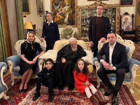 Qaribaşvili ailəsi ilə patriarxı TƏBRİK ETDİ