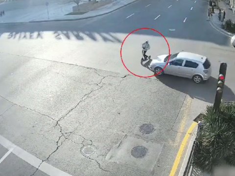 İşıqforda dayanmayan skuter sürəni maşın vurdu