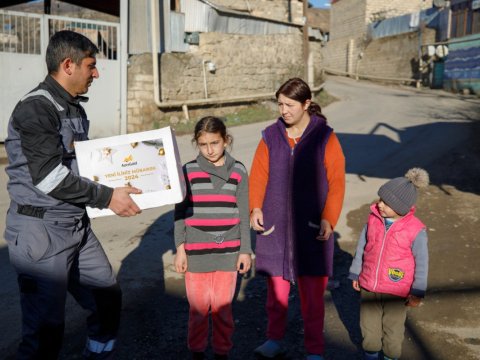 “AzerGold” aztəminatlı ailələrə bayram sovqatı payladı - FOTO