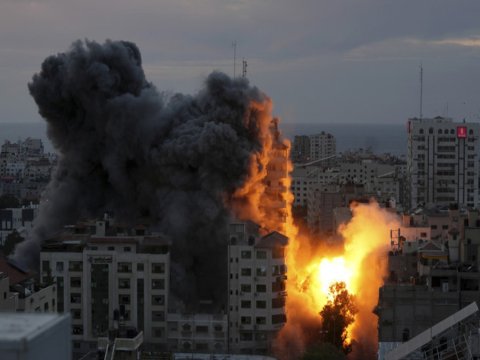 Qızıl Aypara Cəmiyyətinin qərargahı atəşə tutuldu- Yaralılar var