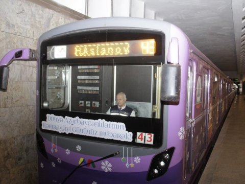 Metroda xətlərə bəzədilmiş qatar buraxıldı
