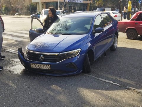 Sumqayıtda maşın aşdı - İşıq dirəyi  sıradan çıxdı