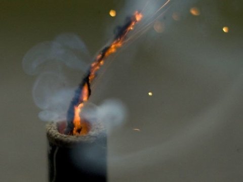 Fişənglə oynayan məktəbli yaralandı