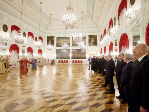 Prezident “Böyük Peterhof Sarayı”na baş çəkdi