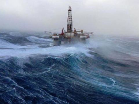 Neft daşlarında dalğanın hündürlüyü 3 metrdir