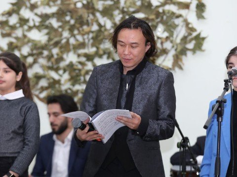 Yaponiyalı müğənni məcburi köçkünlər üçün konsert verdi - FOTO