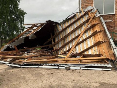 Külək məktəbin dam örtüyünü uçurdu