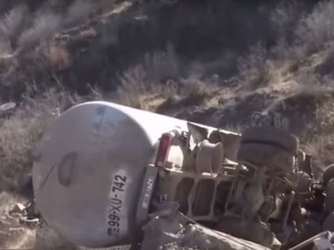 Şuşa yolunda yük maşını aşdı - Ölən var