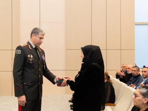 Nazir şəhid polislərin ailə üzvlərinə ali dövlət mükafatları verdi