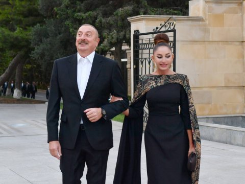 Parlament Prezidentlə birinci xanımı TƏBRİK ETDİ