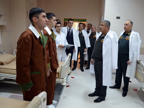 Zakir Həsənov hospitalda müalicə alan hərbçilərlə görüşdü - VİDEO