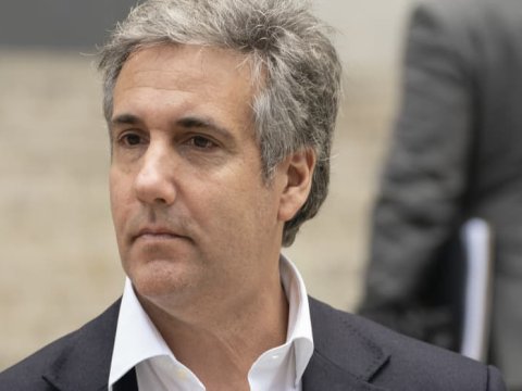 Trampın köməkçisi səhvən məhkəməyə saxta sənəd verdiyini etiraf edib