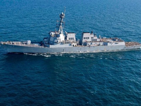 ABŞ gəmisi husilərin iki raketini vurdu