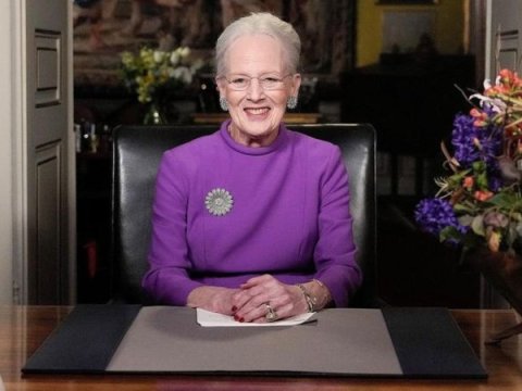 Kraliça taxtdan imtina etdi 