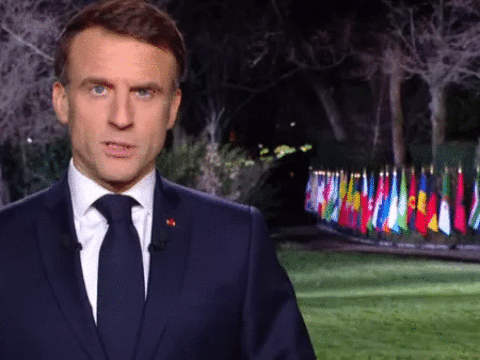 Makron Fransa bayrağını təhqir etdi