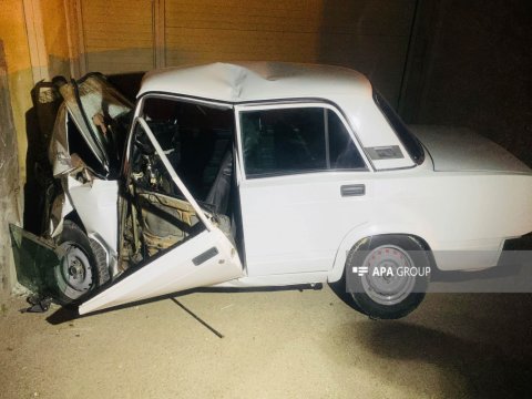 “VAZ 2107” MSK-nın divarına çırpıldı - Xəsarət alanlar var