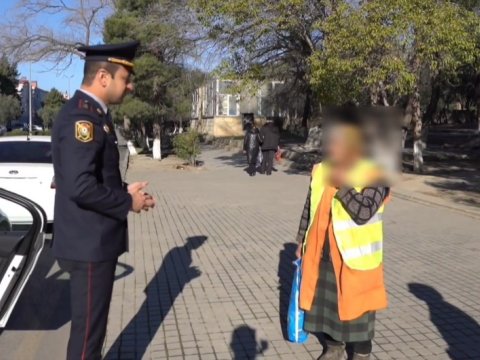 Polis təmizlik işçilərinə işıqqaytaran jiletlər verdi
