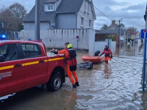 Fransada 1,5 minə yaxın insan işıqsız qalıb