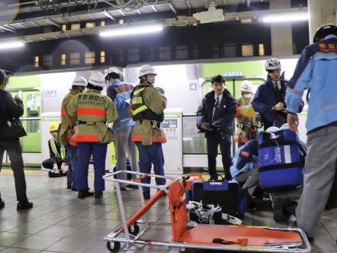 Tokioda bıçaqla insanlara hücum edildi - Yaralılar var