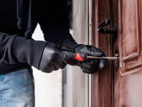 Bakıda evdən 20 min manatlıq OĞURLUQ