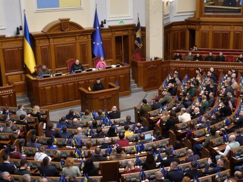 Deputatların icazəsiz xaricə getməsi qadağan olundu