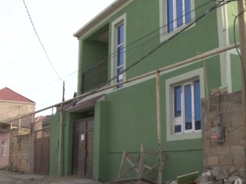 Eyvandan yıxılaraq ağır yaralanan 15 yaşlı qız - VİDEO