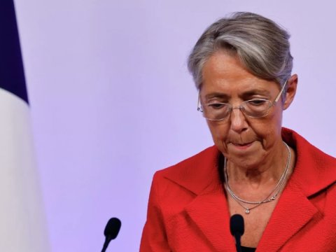 Fransızlar Baş nazirin istefasını istəyir