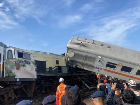 İki qatar toqquşdu - Ölənlər var 