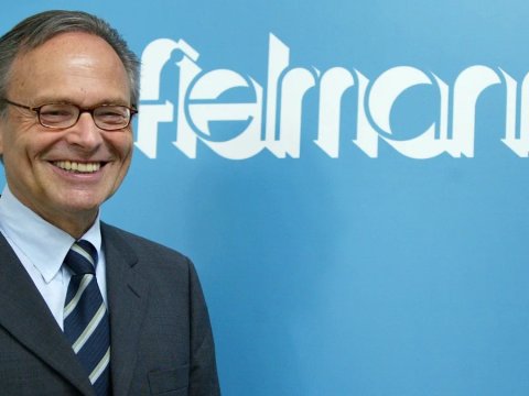 Milyarder vəfat etdi