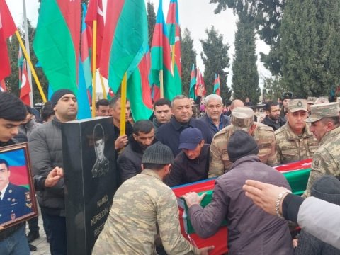 Şəhidin dəfnində ürəkdağlayan anlar: \