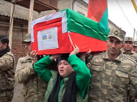 Şəhid gizirimizin tabutunu həyat yoldaşı apardı - VİDEO