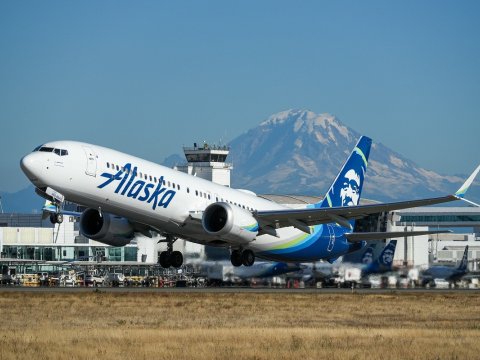 Pəncərəsi qopan təyyarə məcburi eniş edib