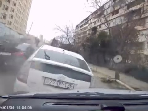 BMW yol kənarındakı maşınlara çırpıldı - Anbaan görüntülər