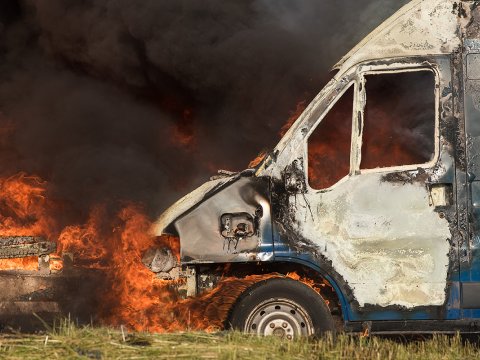 “MAZ”ın şüşələrini sındırıb salonunu yandırdılar