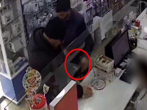 Aptekdən dərman alan şəxsə qarşı soyğunçuluq - VİDEO