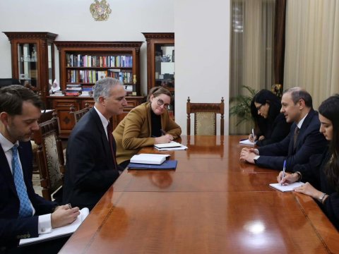 Qriqoryan Lui Bono ilə sülhdən danışdı