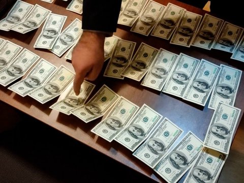Saxta dollar satan dəstə üzvləri saxlanıldı - VİDEO