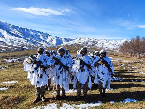 Komando bölmələri şərti düşməni mühasirəyə aldılar - FOTO
