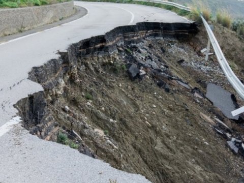 Gürcüstanda torpaq sürüşməsi - Beynəlxalq əhəmiyyətli yol bağlandı