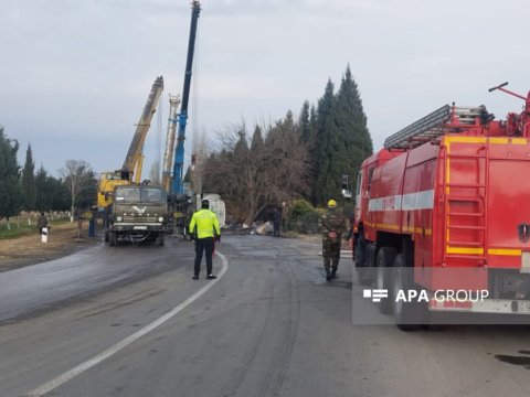 Yanacaq maşını aşdı: 40 ton benzin yola dağıldı - FOTO