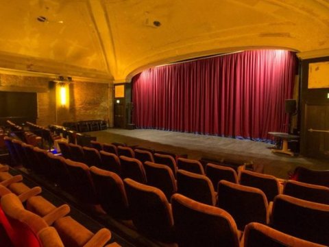 İrəvan Dövlət Dram Teatrının təmiri niyə illərdir yekunlaşmır?