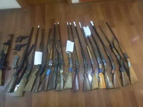 Keçmiş məhkumlarda silah aşkarlandı